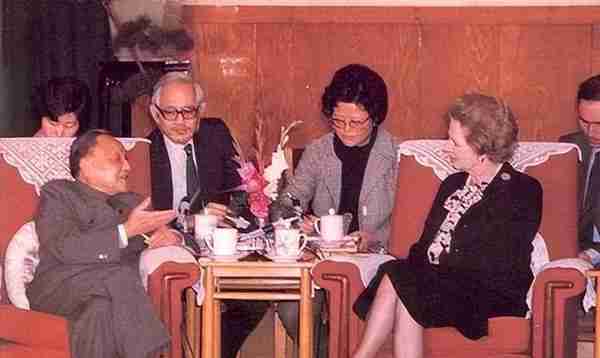 1982年香港问题谈判，火药味十足，邓小平一句话让撒切尔脸色骤变