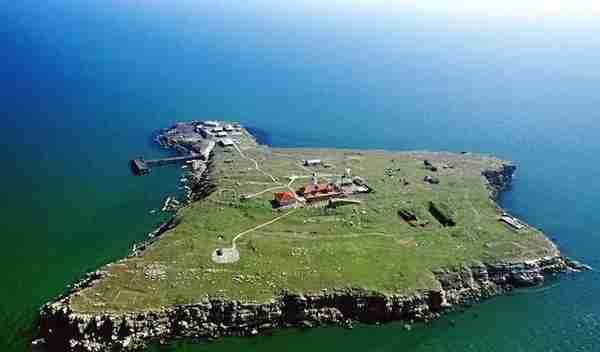 乌克兰兹梅伊内岛也叫蛇岛，西有多瑙河三角洲，往北是敖德萨