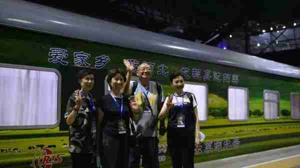 今年首趟北京至塞罕坝旅游列车昨天启程