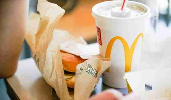 星巴克和麦当劳的“穷鬼套餐”为何能让你买上瘾？
