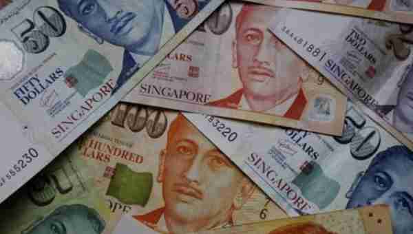 新加坡元汇率坚挺、向上直飚，一大群人急着换钱就为周末花钱