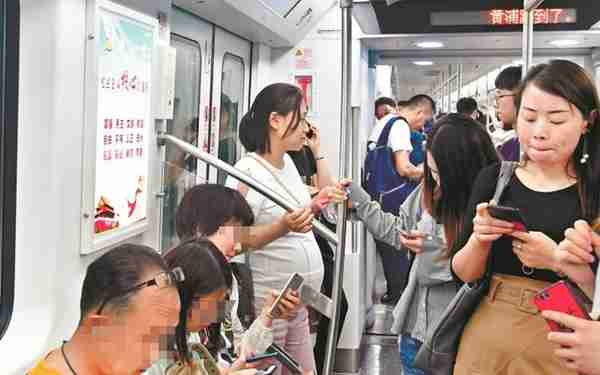 孕妈妈在地铁上“漏尿”，被帅小伙嘲笑，乘客纷纷怒怼：无知