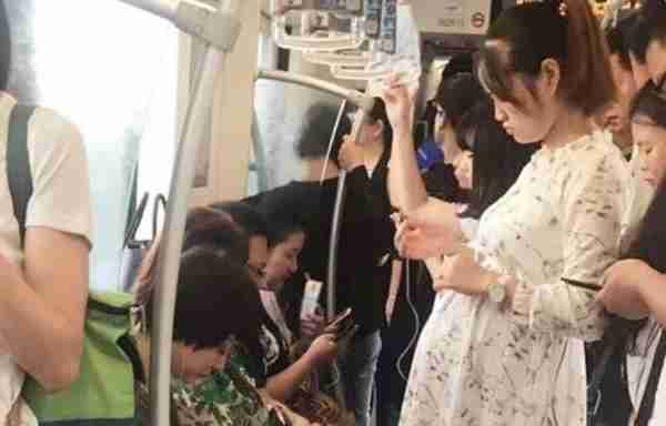 孕妈妈在地铁上“漏尿”，被帅小伙嘲笑，乘客纷纷怒怼：无知